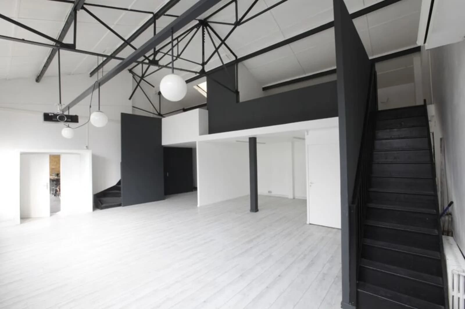 Atelier d'artiste au style industriel, coeur Montreuil
