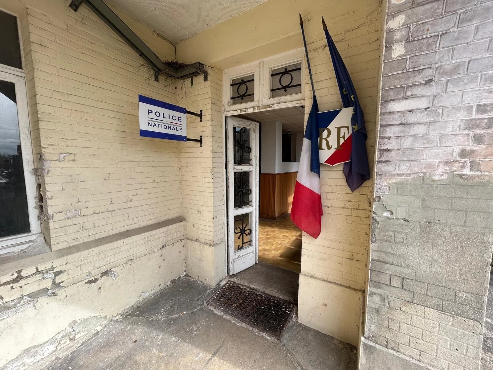 Space Commissariat setting 1 hour from Paris - 1