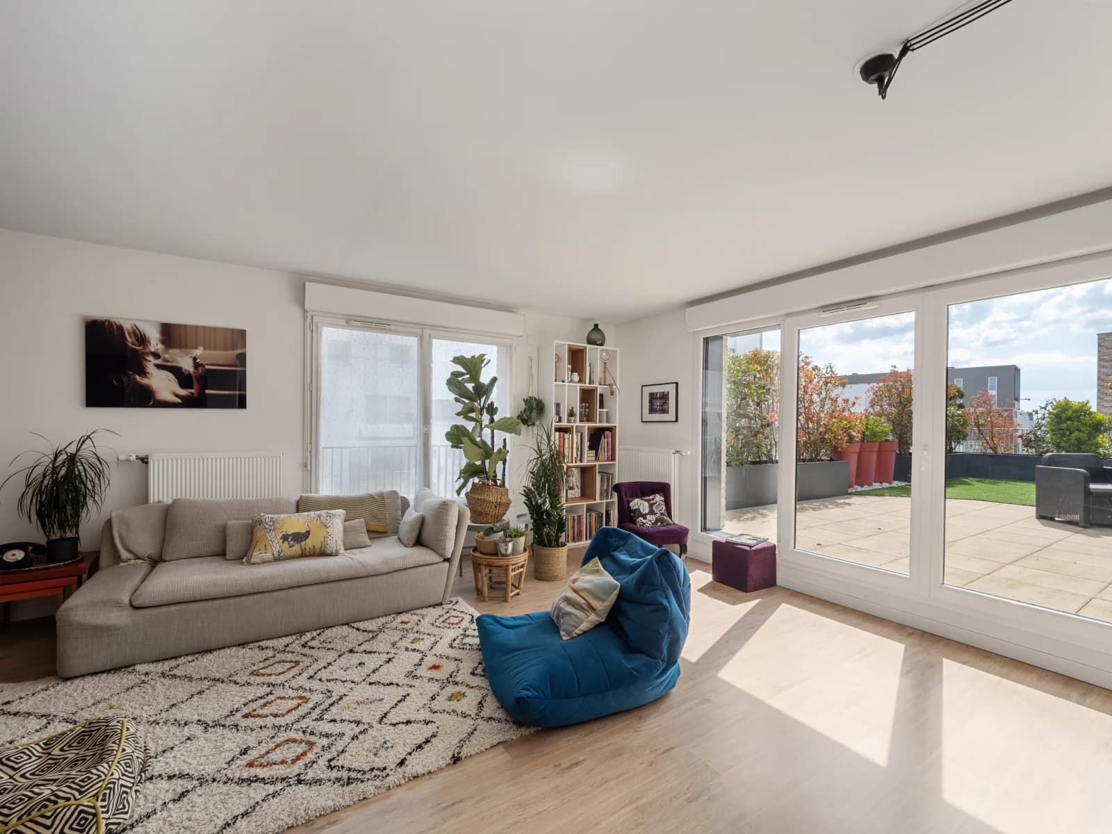 Salon dans Cocon douillet avec vaste terrasse privative de 80m² - 1