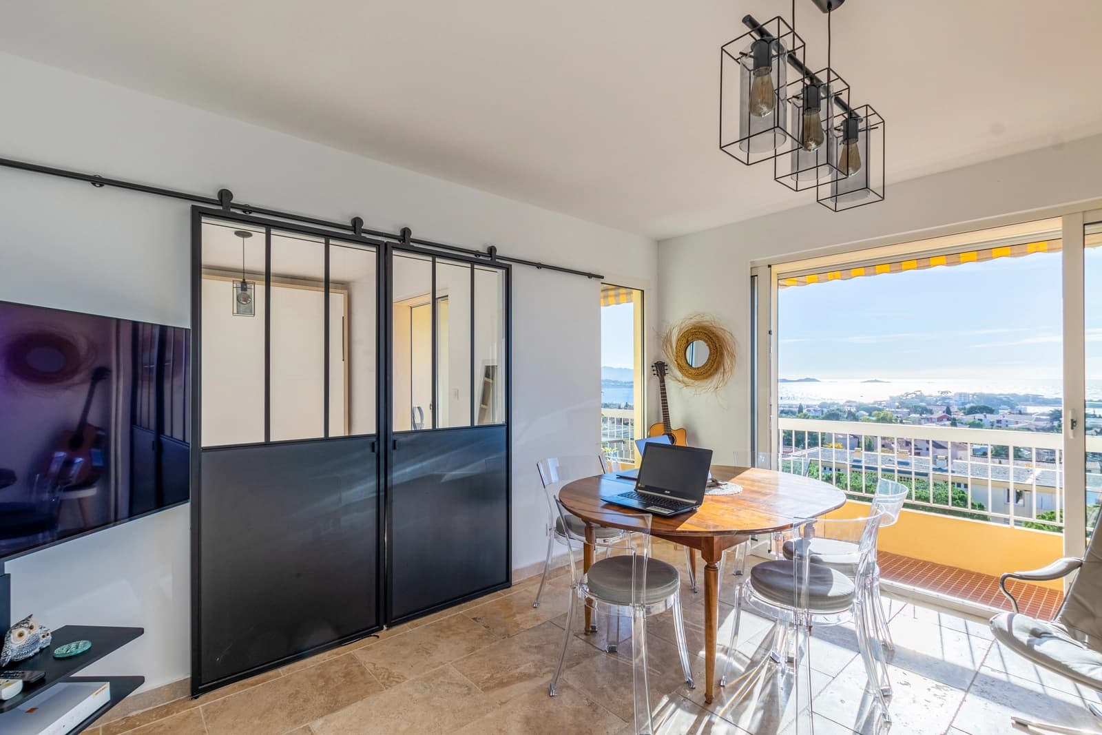 Salle de réunion dans Appartement atypique offrant des prestations de qualité - 1