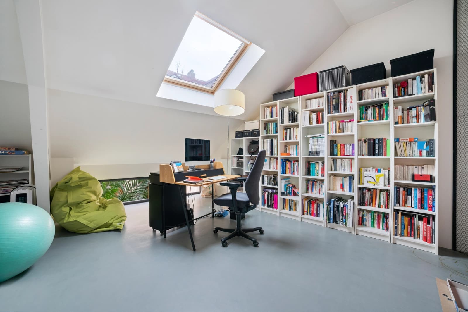Salon dans La campagne en ville: maison de charme et son jardin - 1