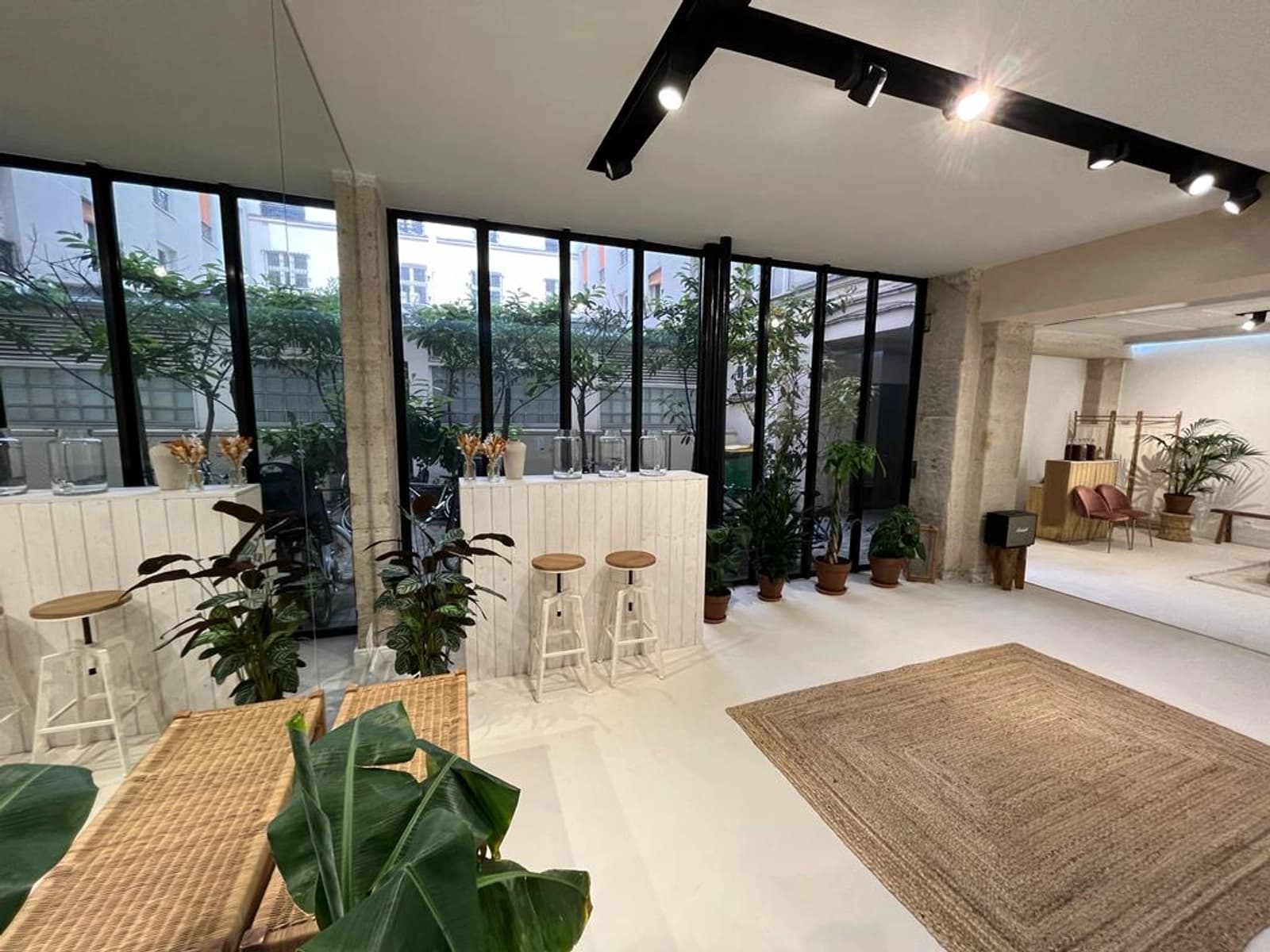 Salle de réunion dans Le Marais: espace de présentation clair et inspirant - 1