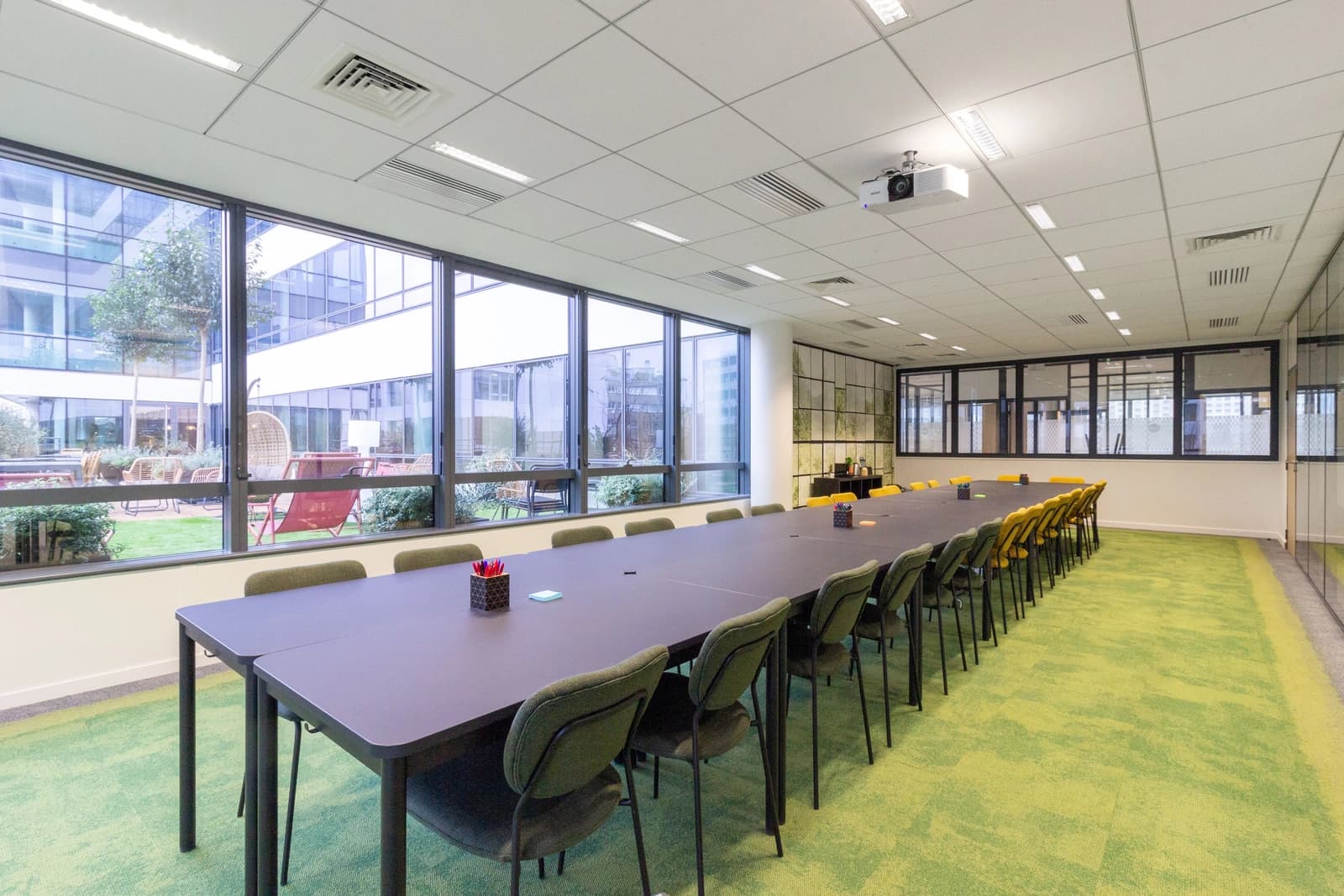 Meeting room in The guest house in Colombes - 1