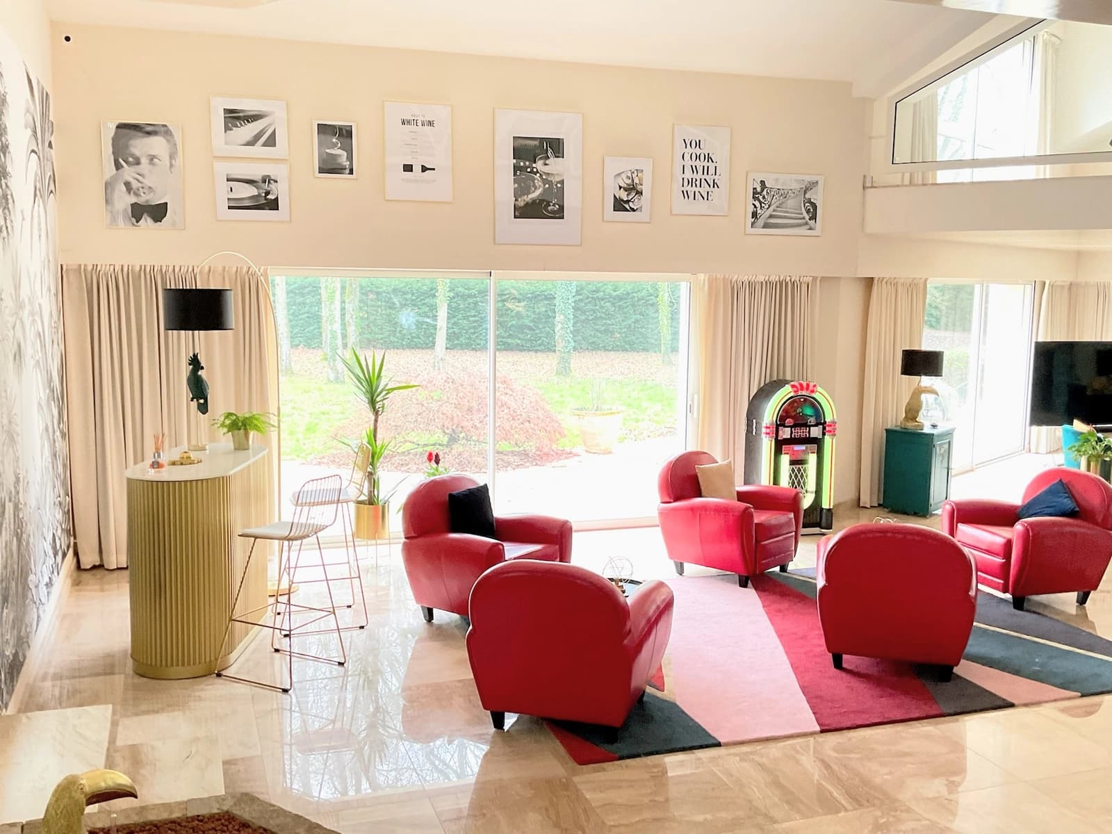 Salon dans Vaste maison avec une piscine couverte et chauffée - 1