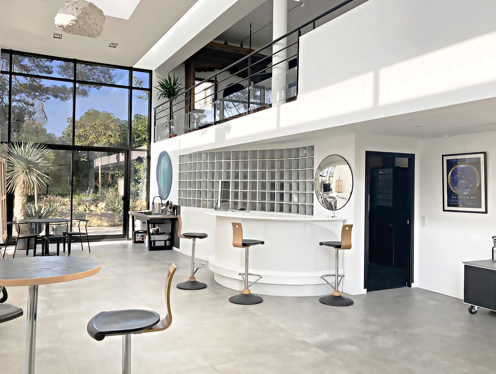 Atelier-loft contemporain niché dans un parc avec piscine