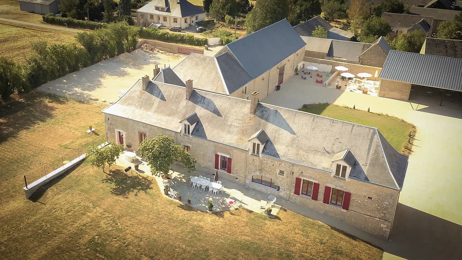 Salle de réunion dans Ancien corps de ferme fortifié, un lieu chargé d'âme - 1