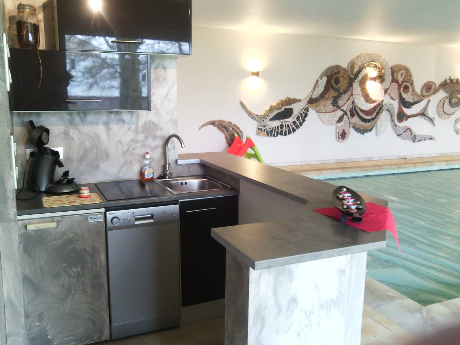 Cuisine dans Confort total: piscine, Wifi, cuisine, terrasse, pkg - 1