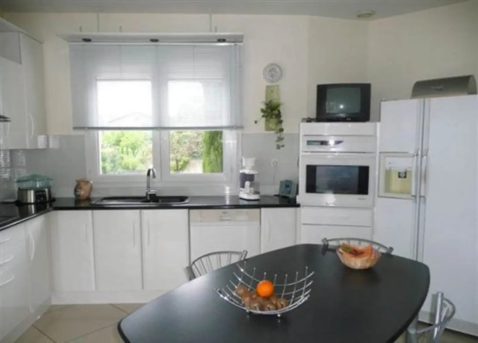 Cuisine dans Villa avec grand séjour, vue imprenable et piscine - 1