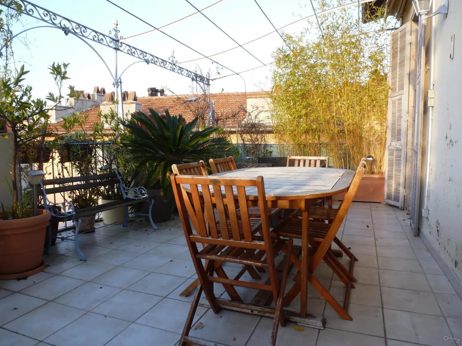 Spacieuse terrasse au calme pour moments de détente