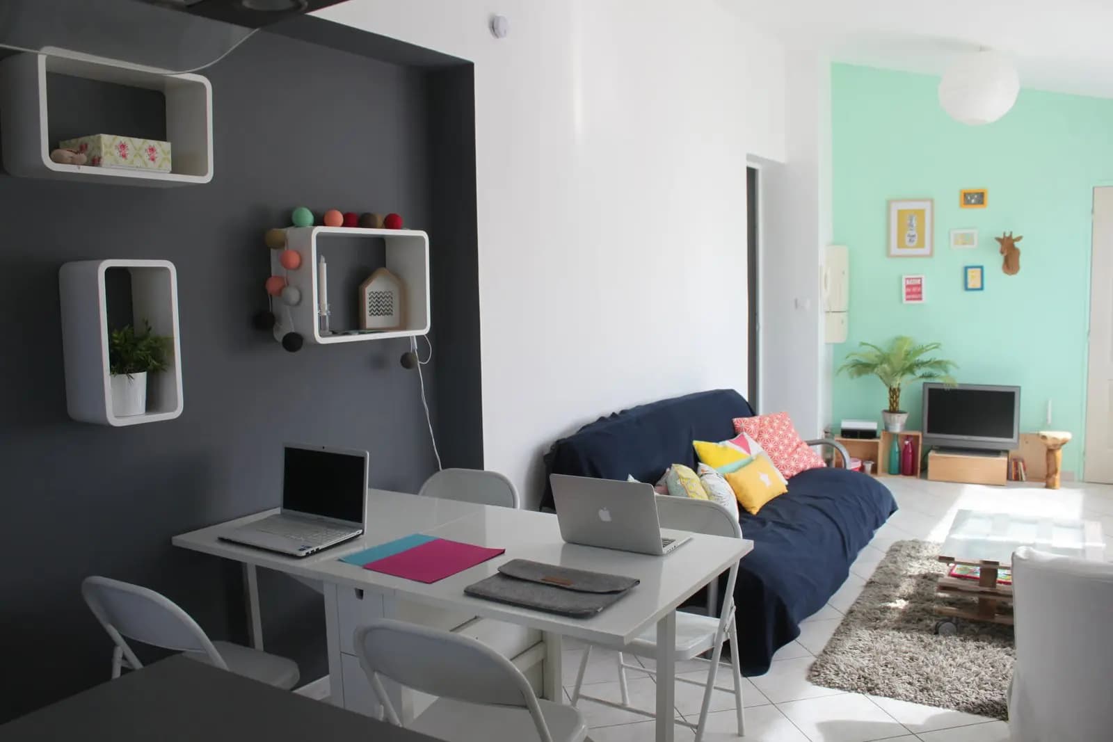 Living room in Bright, quiet and easy to reach - 0