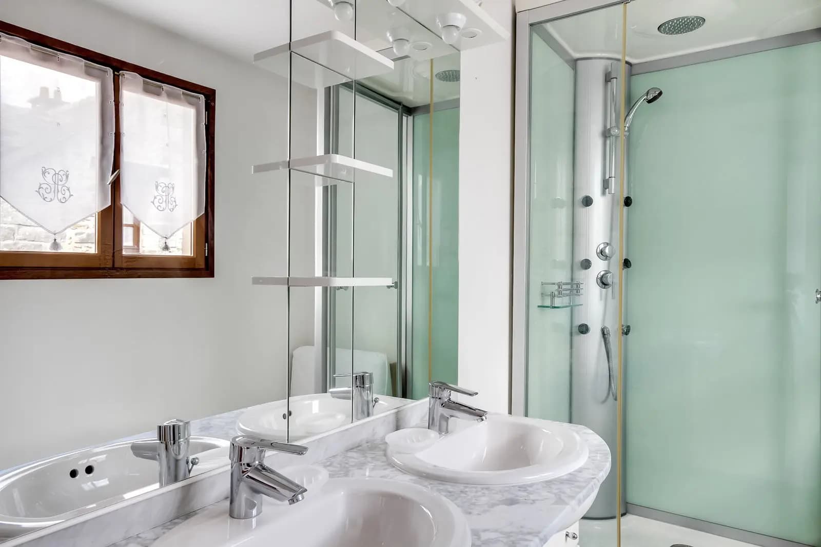 Salle de bain dans Belle maison de campagne avec sa piscine relaxante - 1