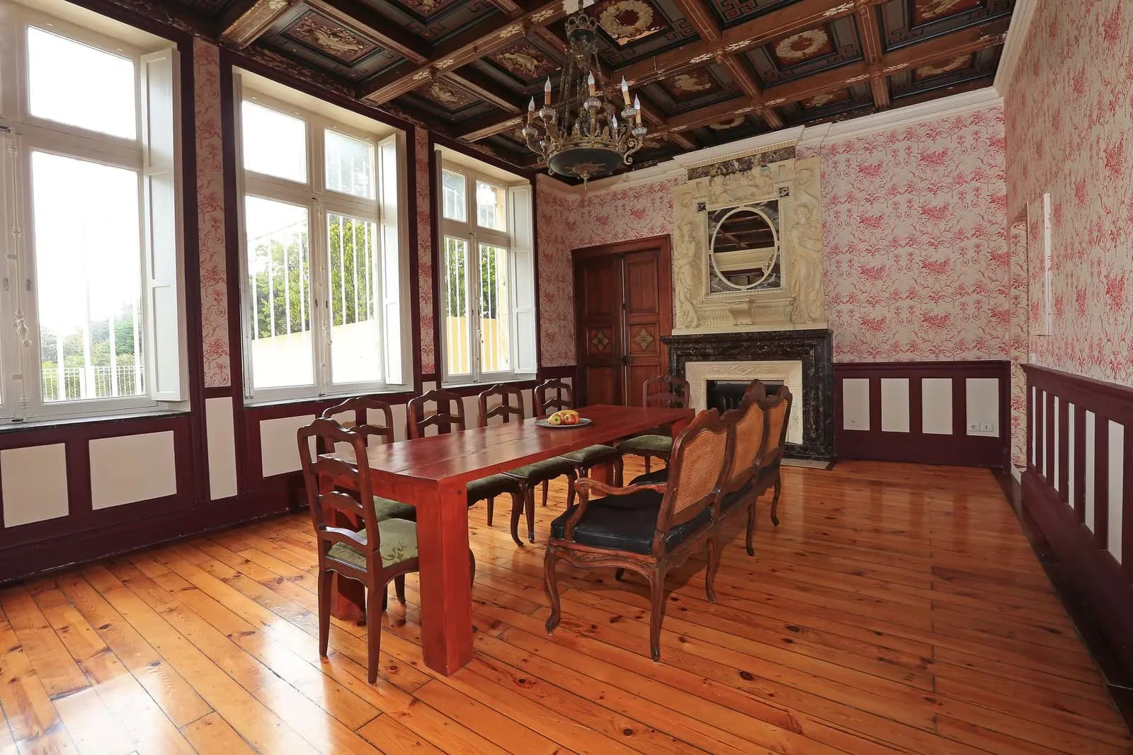 Grande salle d'époque dans un authentique château XVIIIe