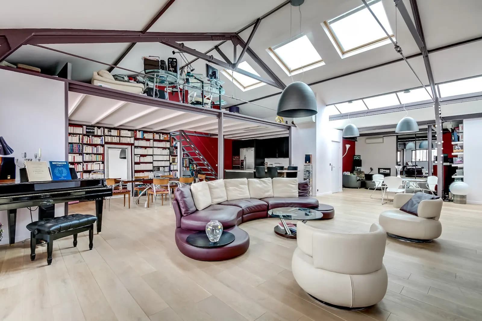 Grand loft industriel superbement rénové avec goût