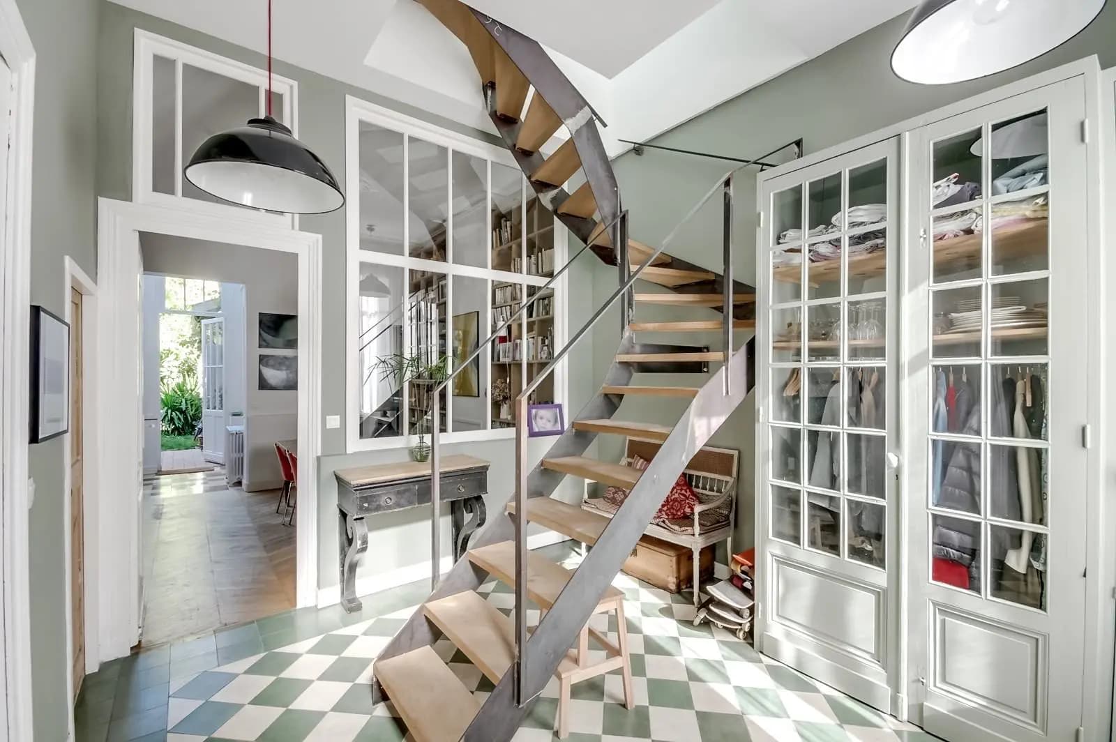 Living room in Typical Bordeaux shop, tastefully renovated. - 1