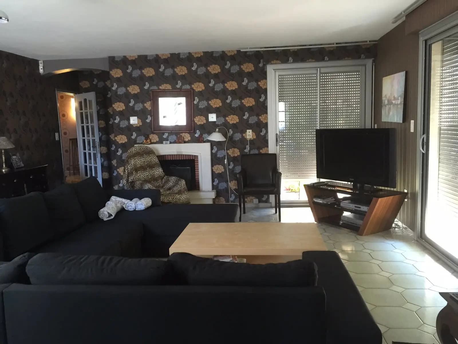 Living room in Quiet working environment, open spaces, swimming pool, parking lot - 1