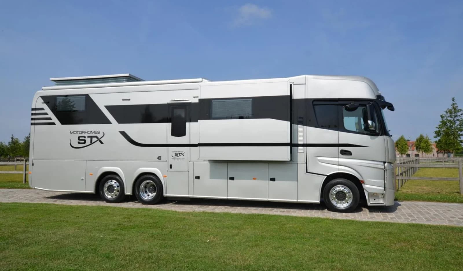 Espace Véhicule aménagé, idéal pour vos prises de vues nomades - 4