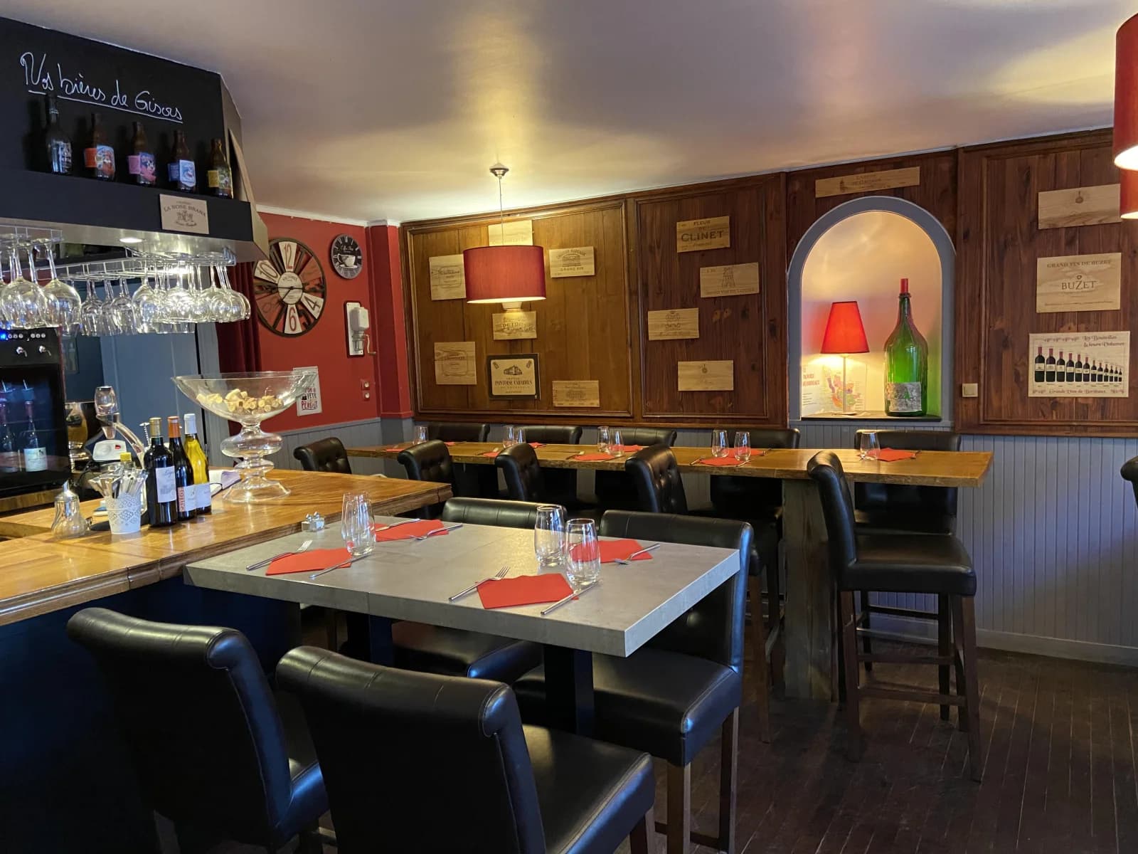 Salle de réunion dans Restaurant et bar à vin convivial avec terrasse animée - 1