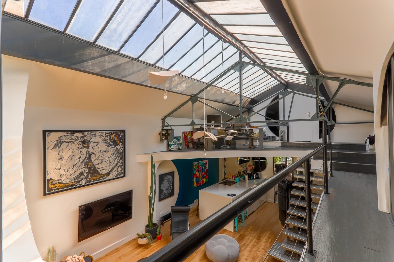 Salon dans Loft contemporain aux volumes ouverts et fluides - 1