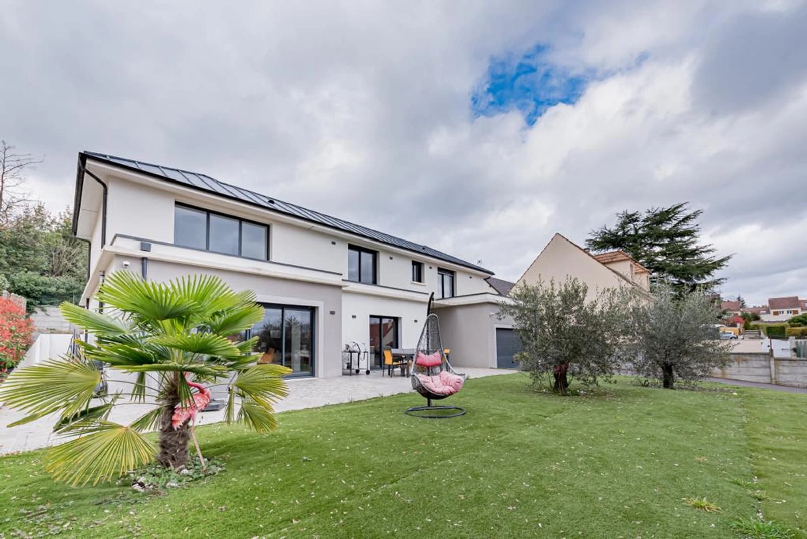 Salle de réunion dans Demeure au design actuel, confort et pureté des lignes - 1