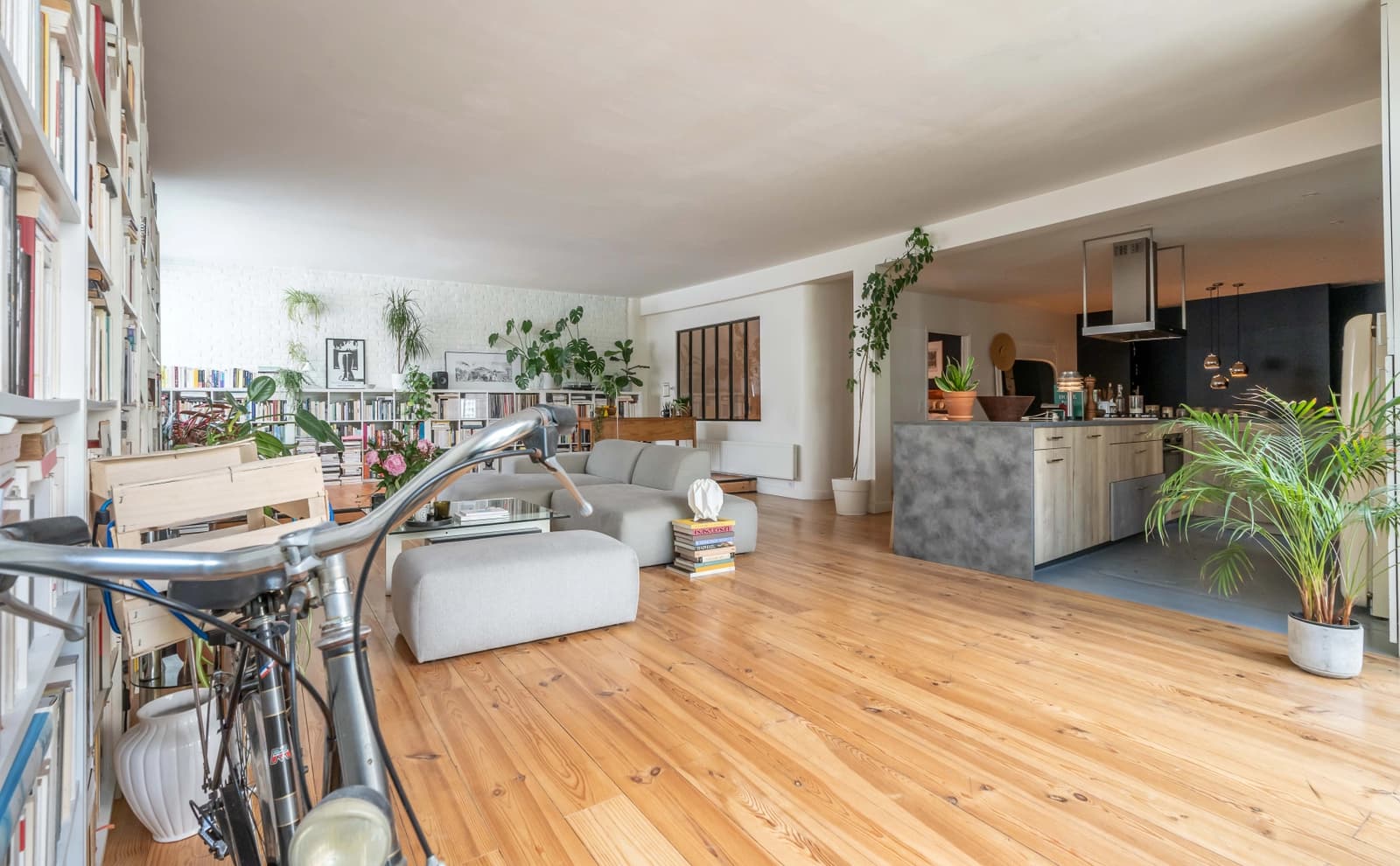 Salle de réunion dans Élégant loft à Montreuil avec grande bibliothèque - 1