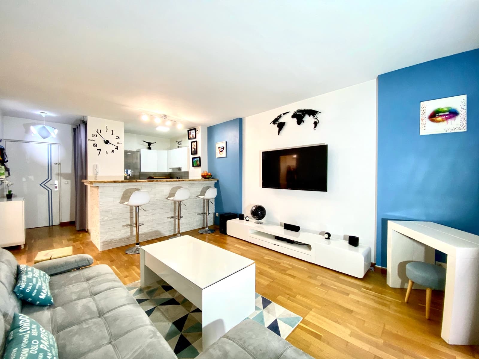 Living room in Modern cocoon between Disney and Paris - 0