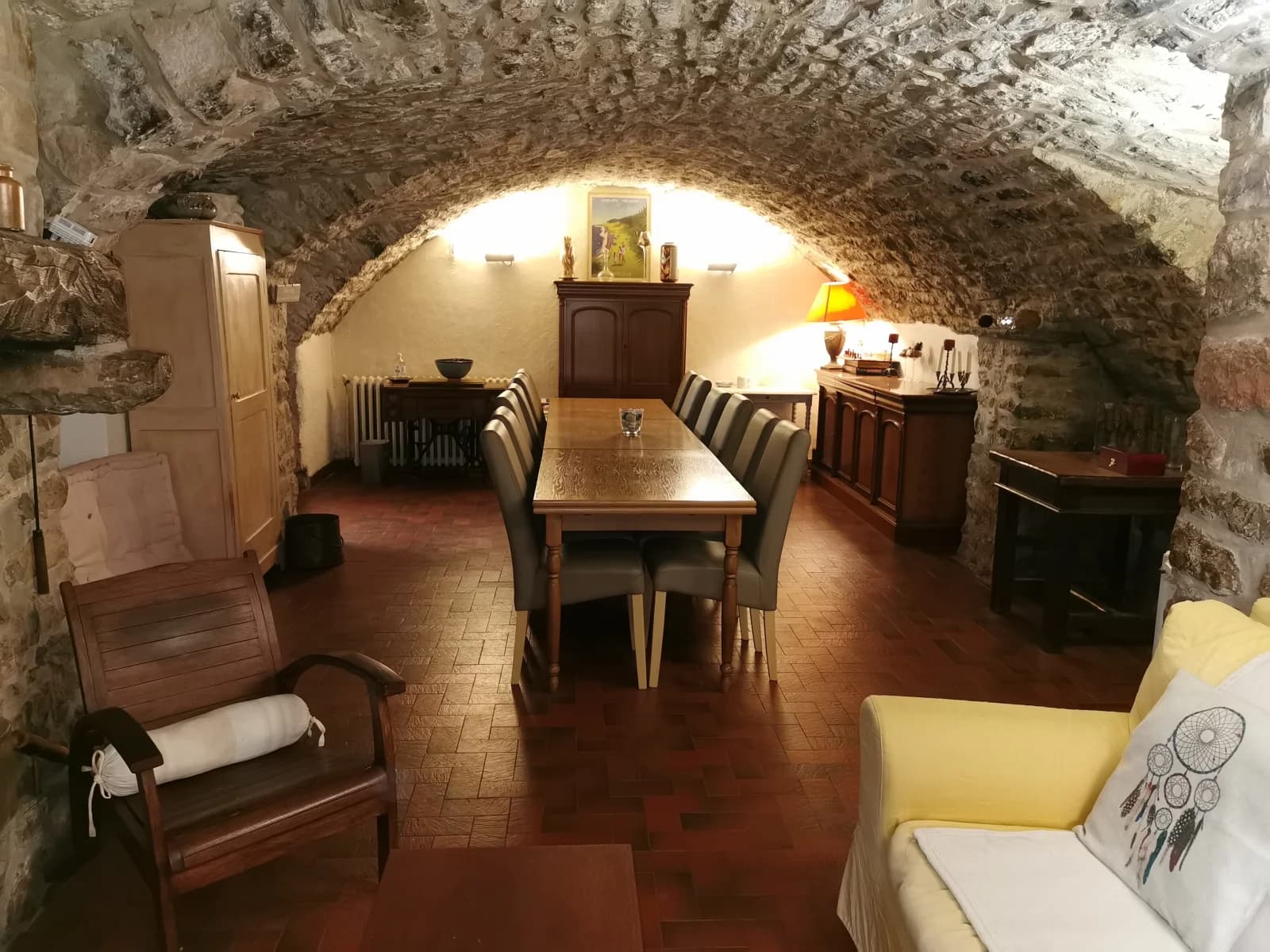 Meeting room in 17th century vaulted cellar - 1