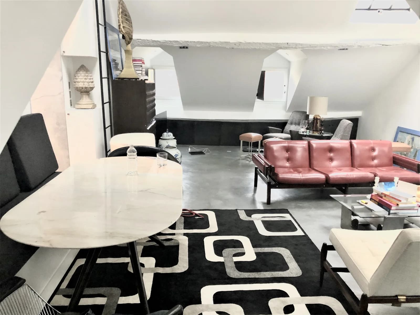 Salon dans Un nid douillet et paisible sous les toits parisiens - 1