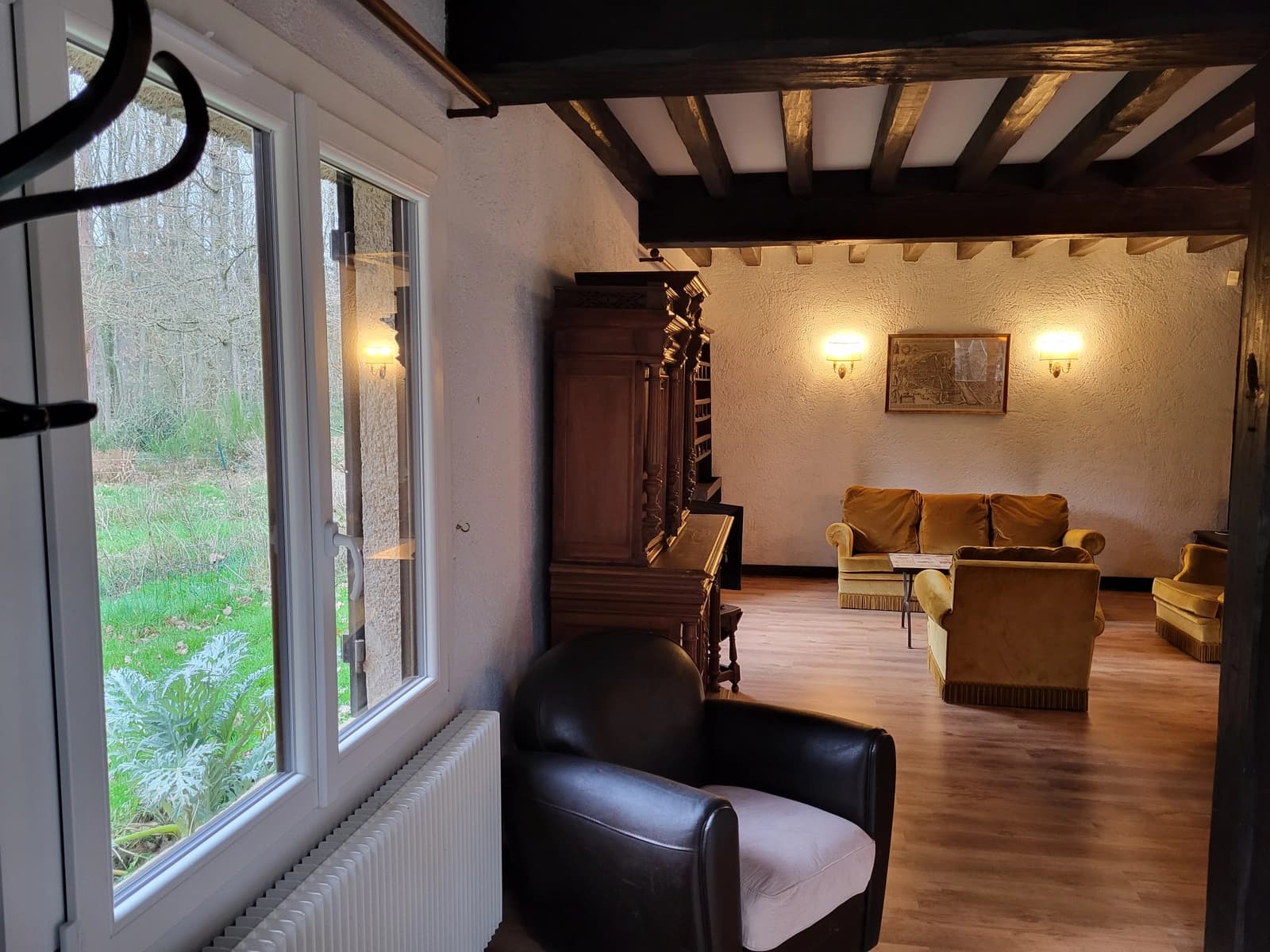 Salon dans Petite chaumière nichée au milieu des bois, un conte de fées - 1