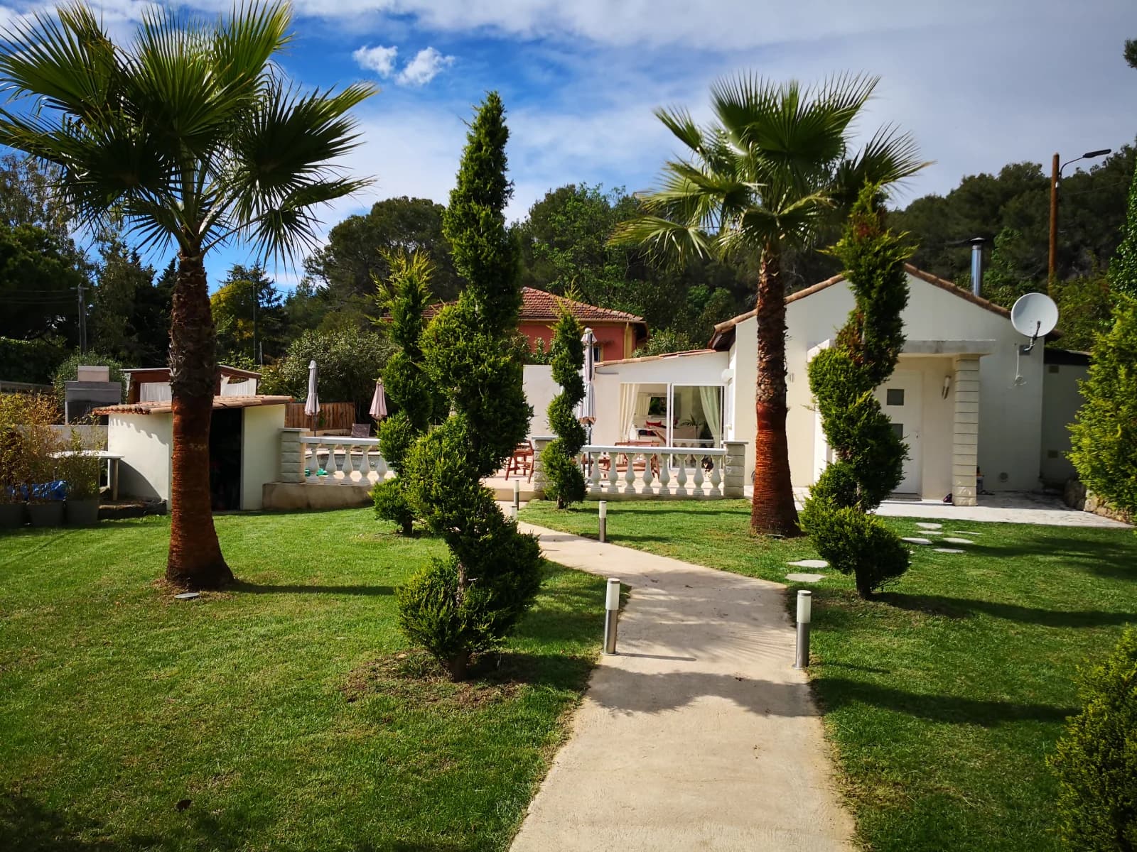 Salle de réunion dans Villa semi-contemporaine avec piscine et pool house - 1