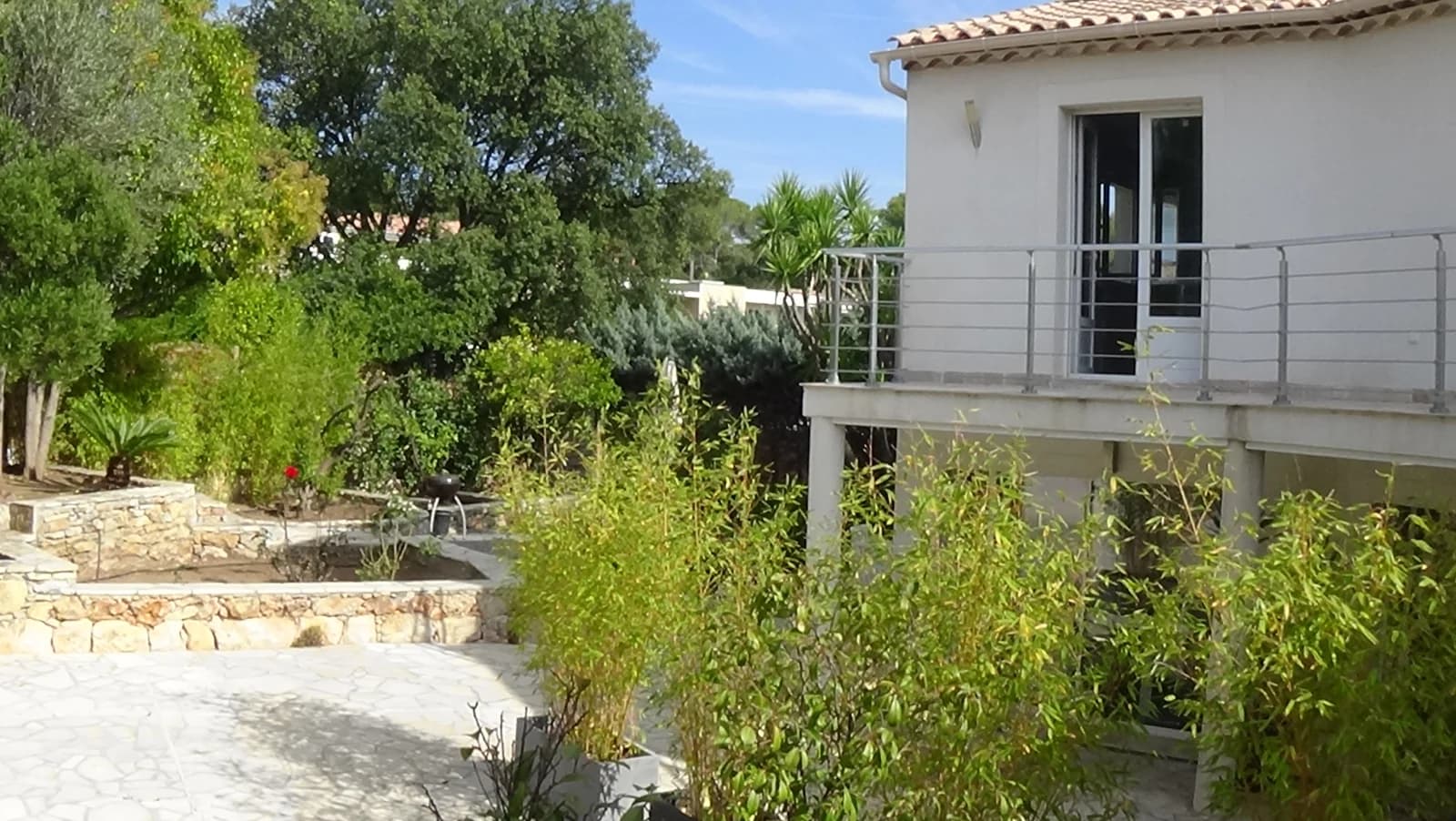 Villa mitoyenne avec terrasse, jardin et piscine privée
