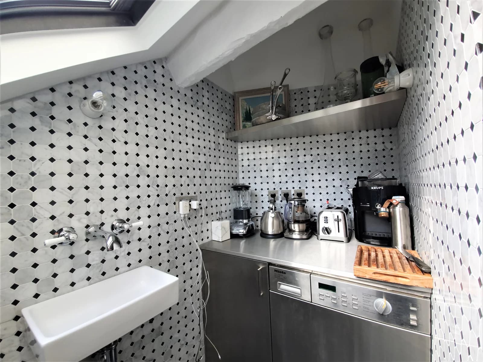 Salle de bain dans Un nid douillet et paisible sous les toits parisiens - 1