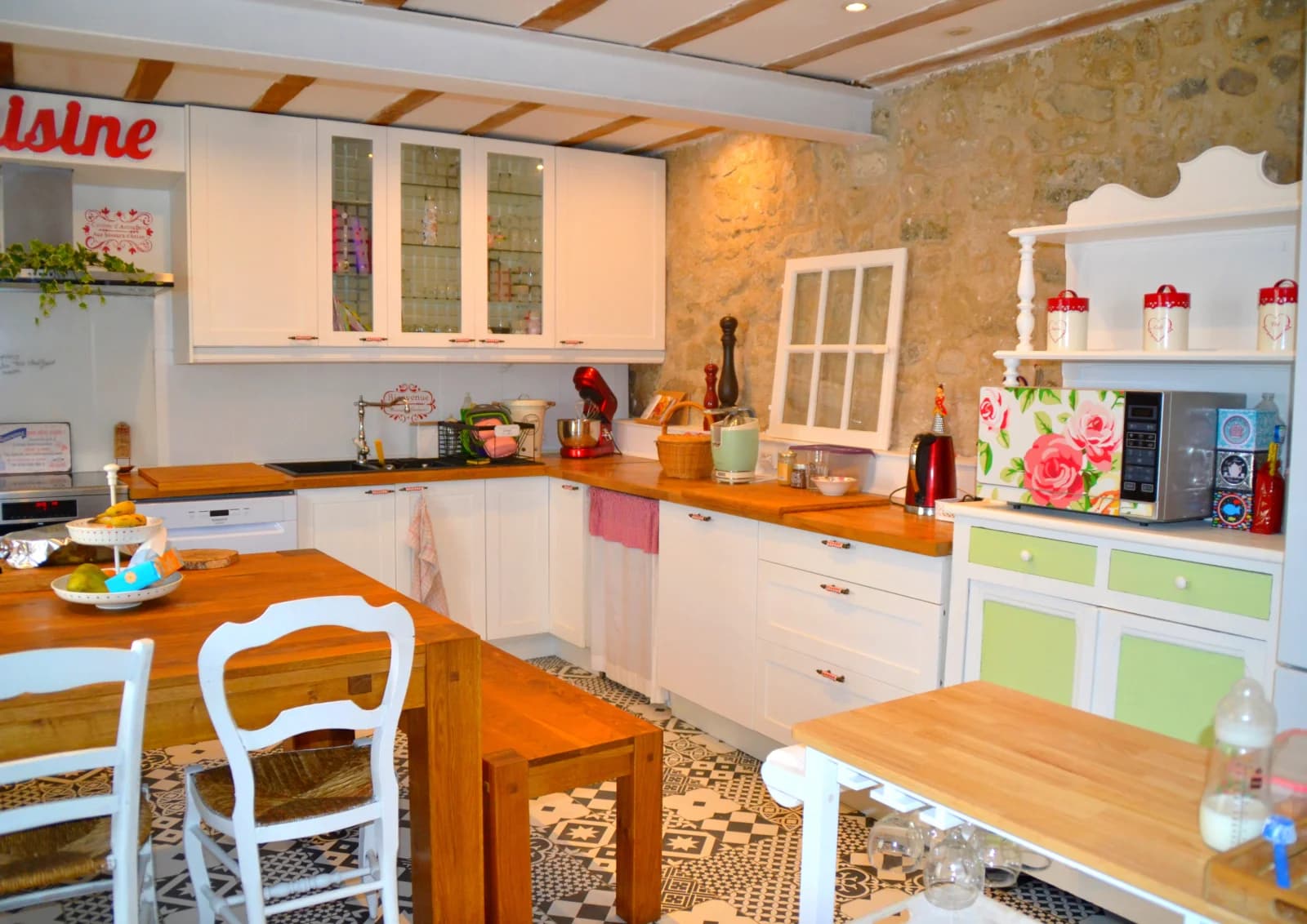Ambiance unique: modernité et campagne chic combinées