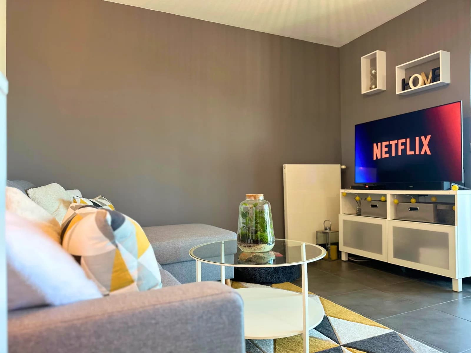 Salon dans Jacou (quartier prisé): lieu de détente et d'inspiration - 1