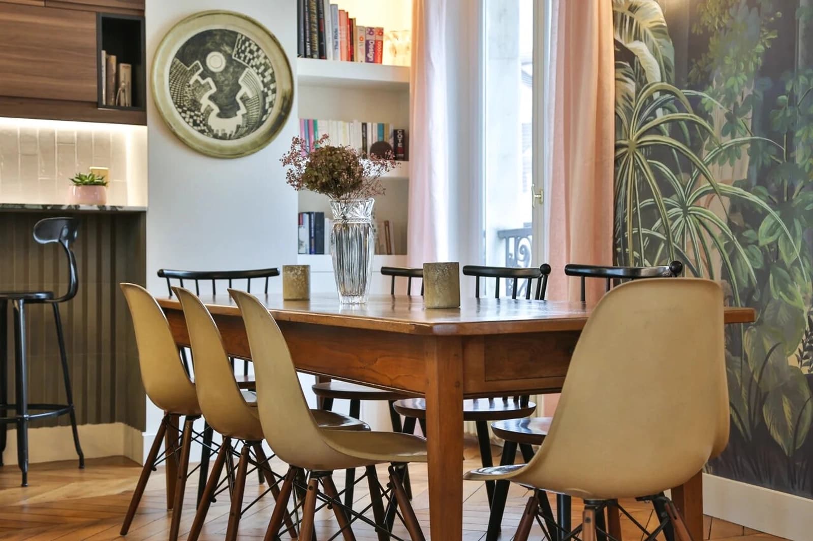 Salle de réunion dans Très bel appartement au coeur vibrant du Marais - 0