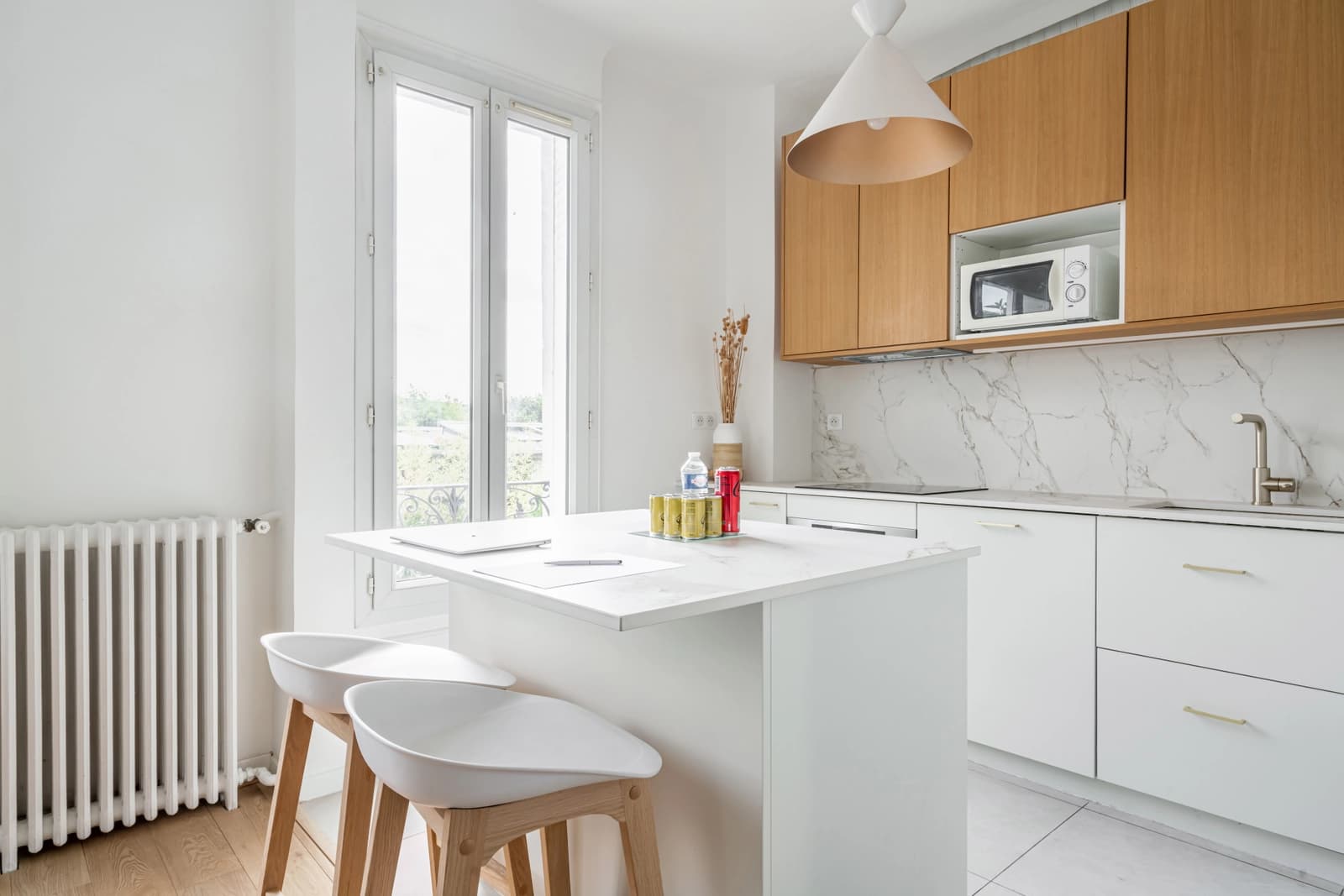 Salle de réunion dans Maison lumineuse, jardin et salons avec cheminées - 1