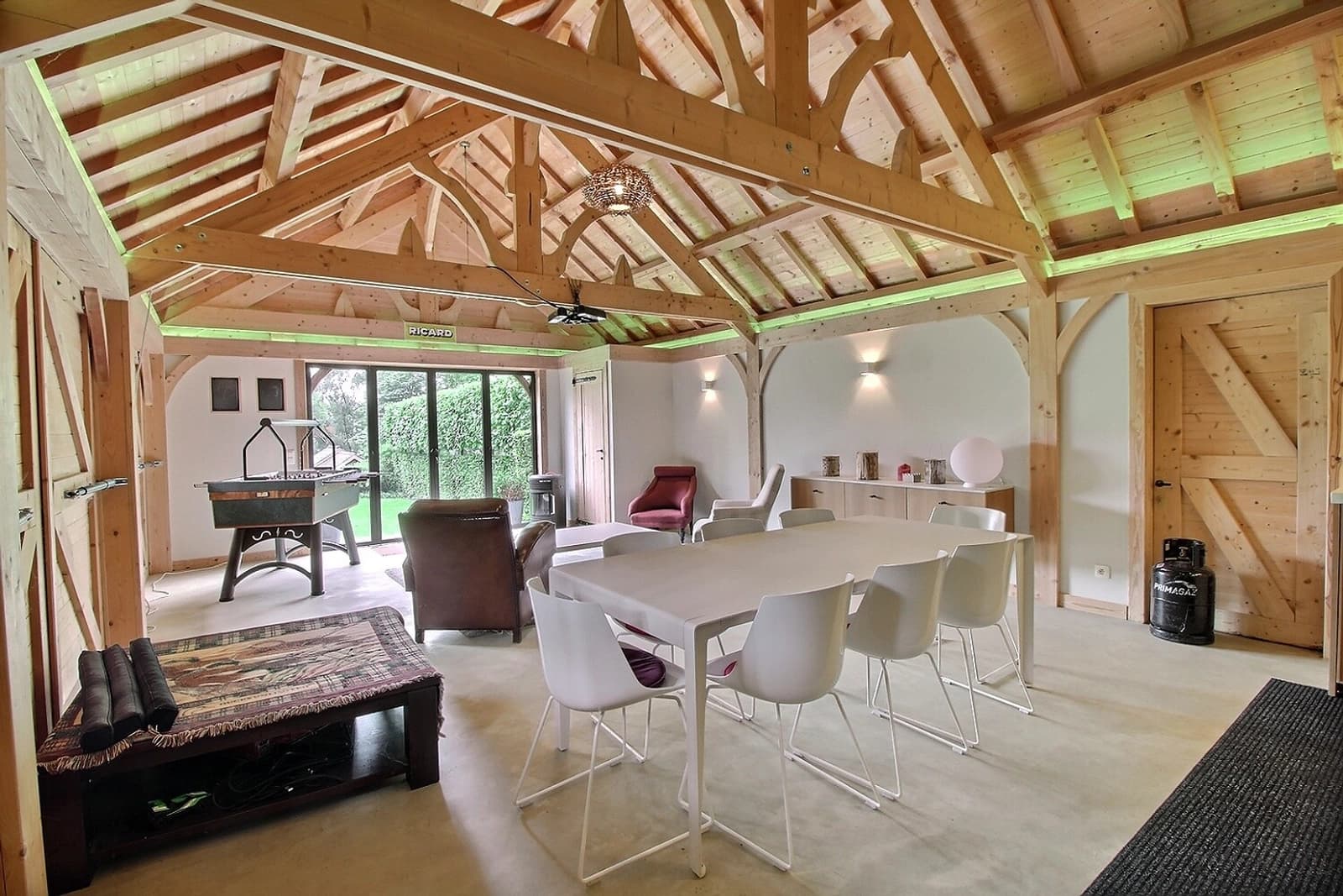 Salle de réunion dans Cabane en bois aménagée en un espace de vie cosy - 1