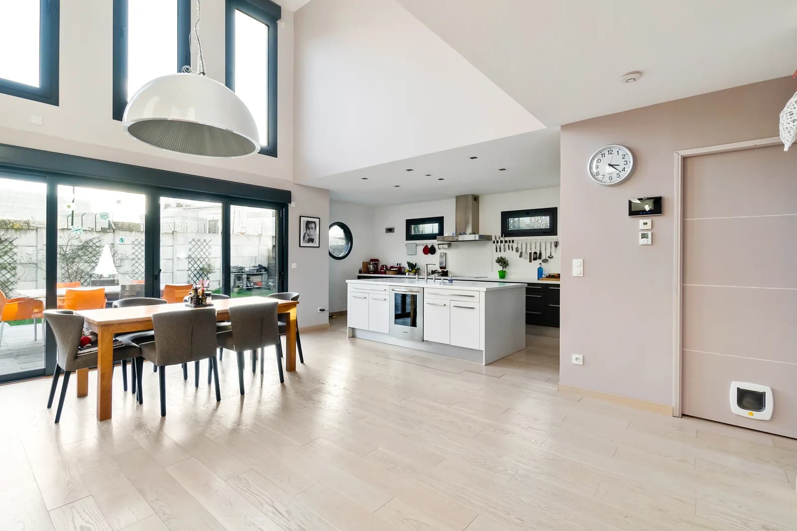 Salle de réunion dans Maison contemporaine élégante avec sa grande terrasse - 1