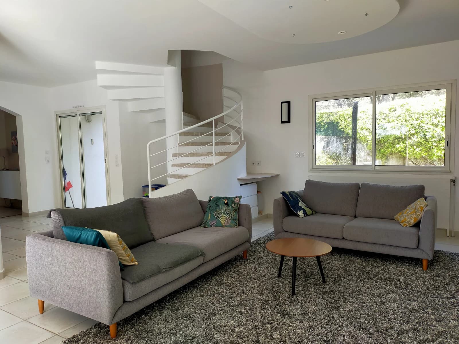 Salon dans Maison contemporaine avec piscine, à privatiser - 1