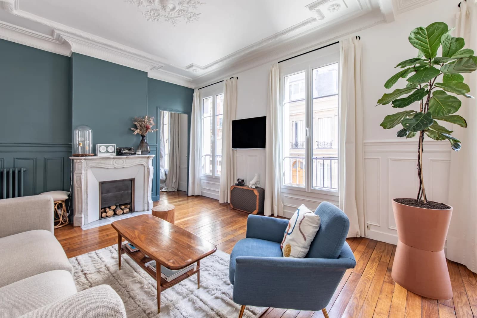 Living room in Haussmann apartment in city center - 1