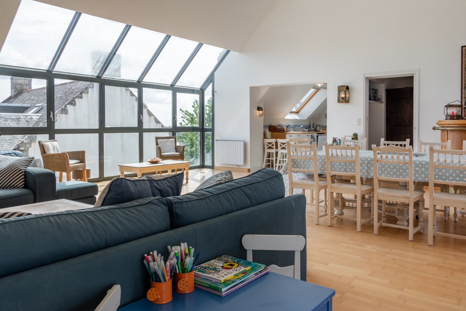 Salon dans Loft de 80m² avec une verrière baignée de lumière - 1