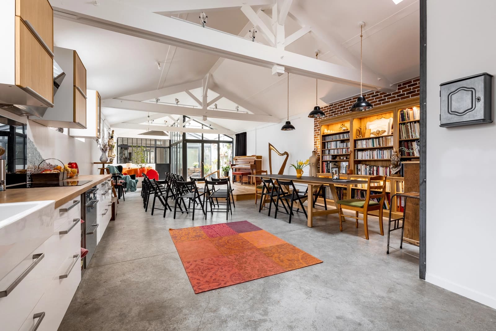 Élégant loft aménagé dans une maison d'artiste