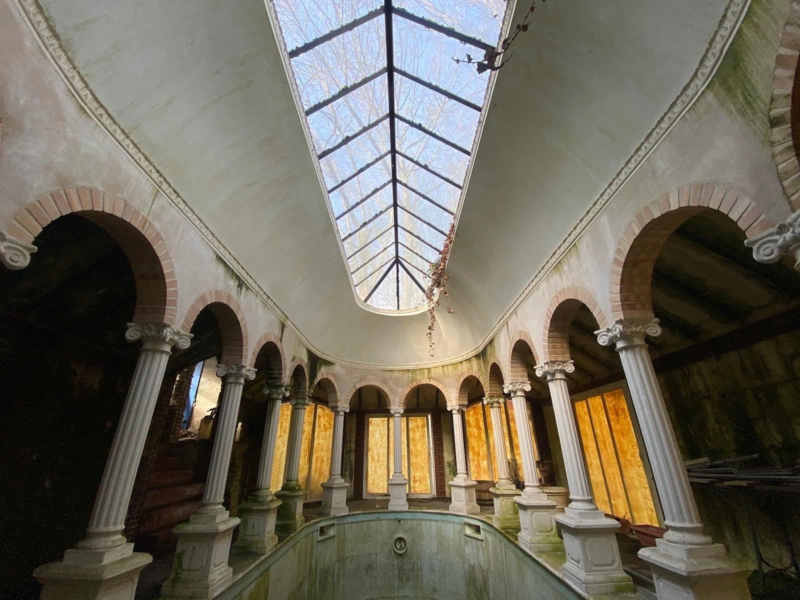 Espace Piscine à colonnes, décor unique - 1