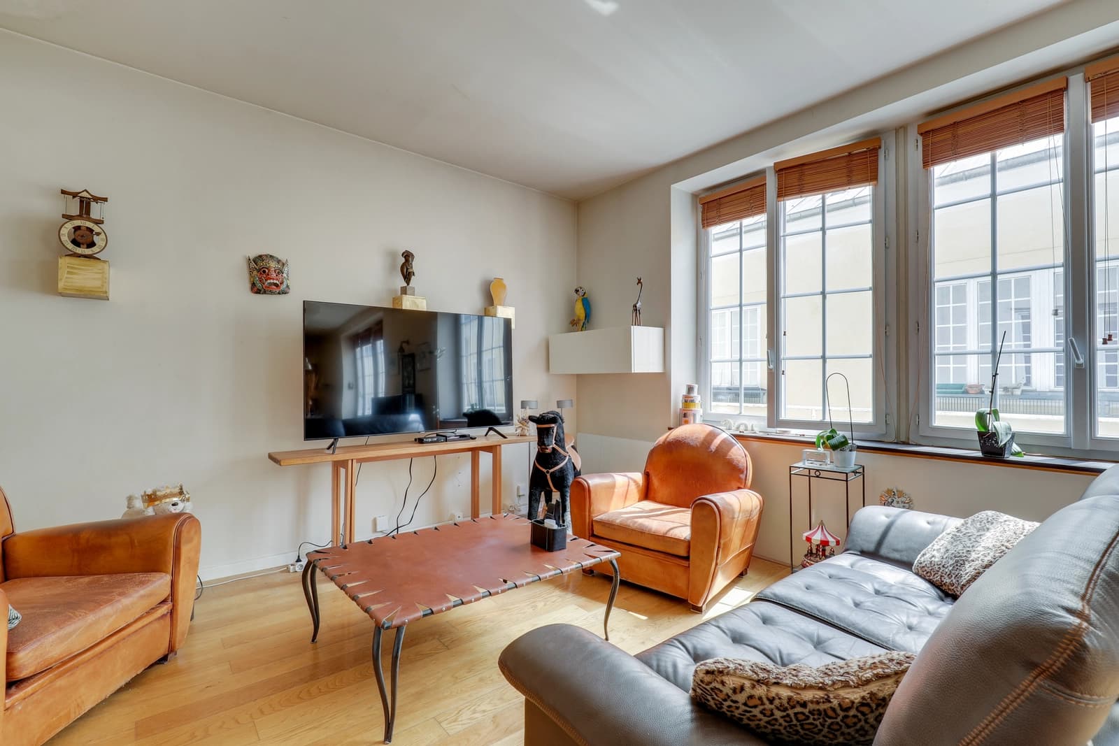 Living room in Bright duplex loft in listed courtyard - 0