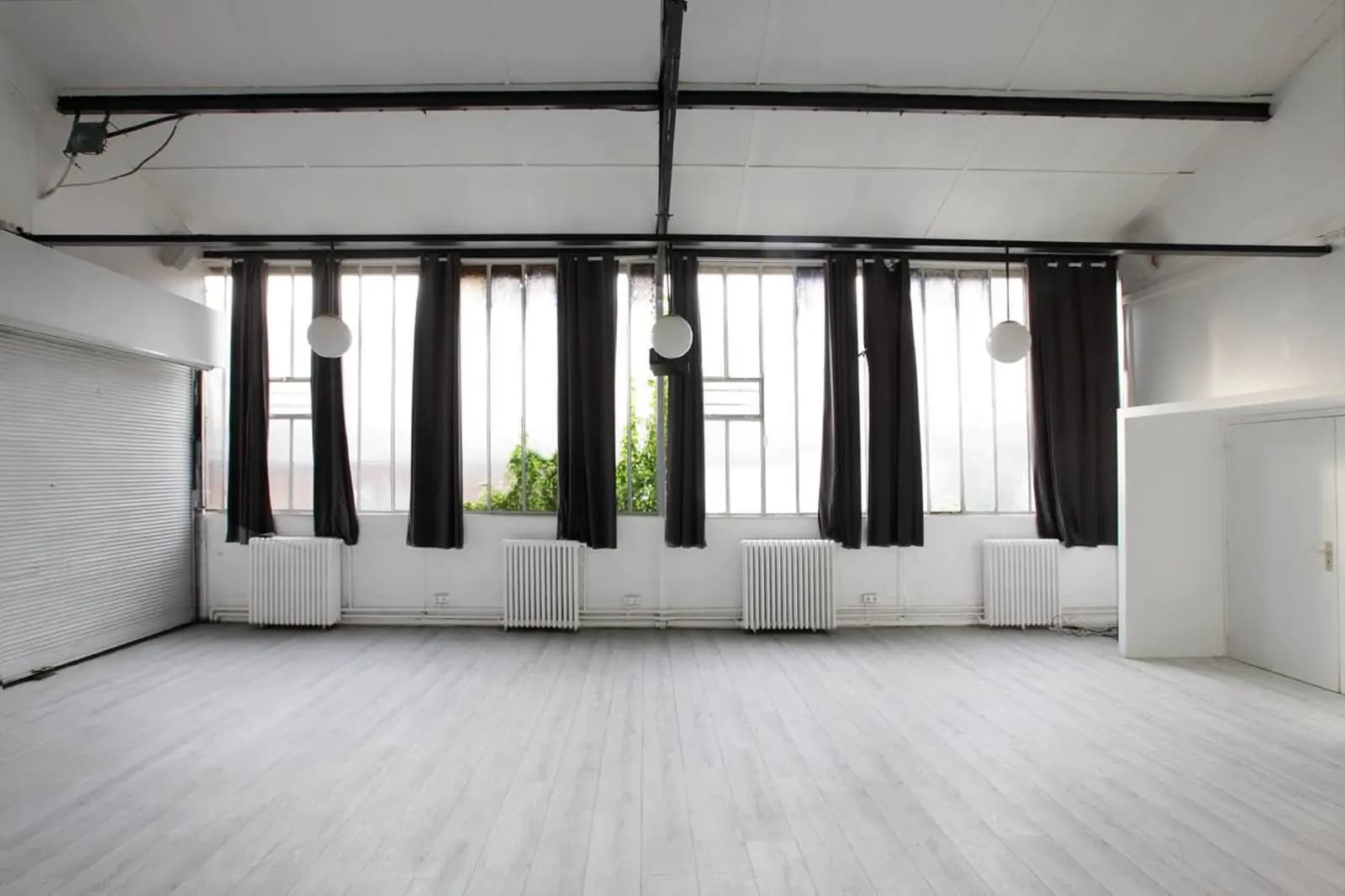 Living room in Industrial artist's studio in the heart of Montreuil - 1