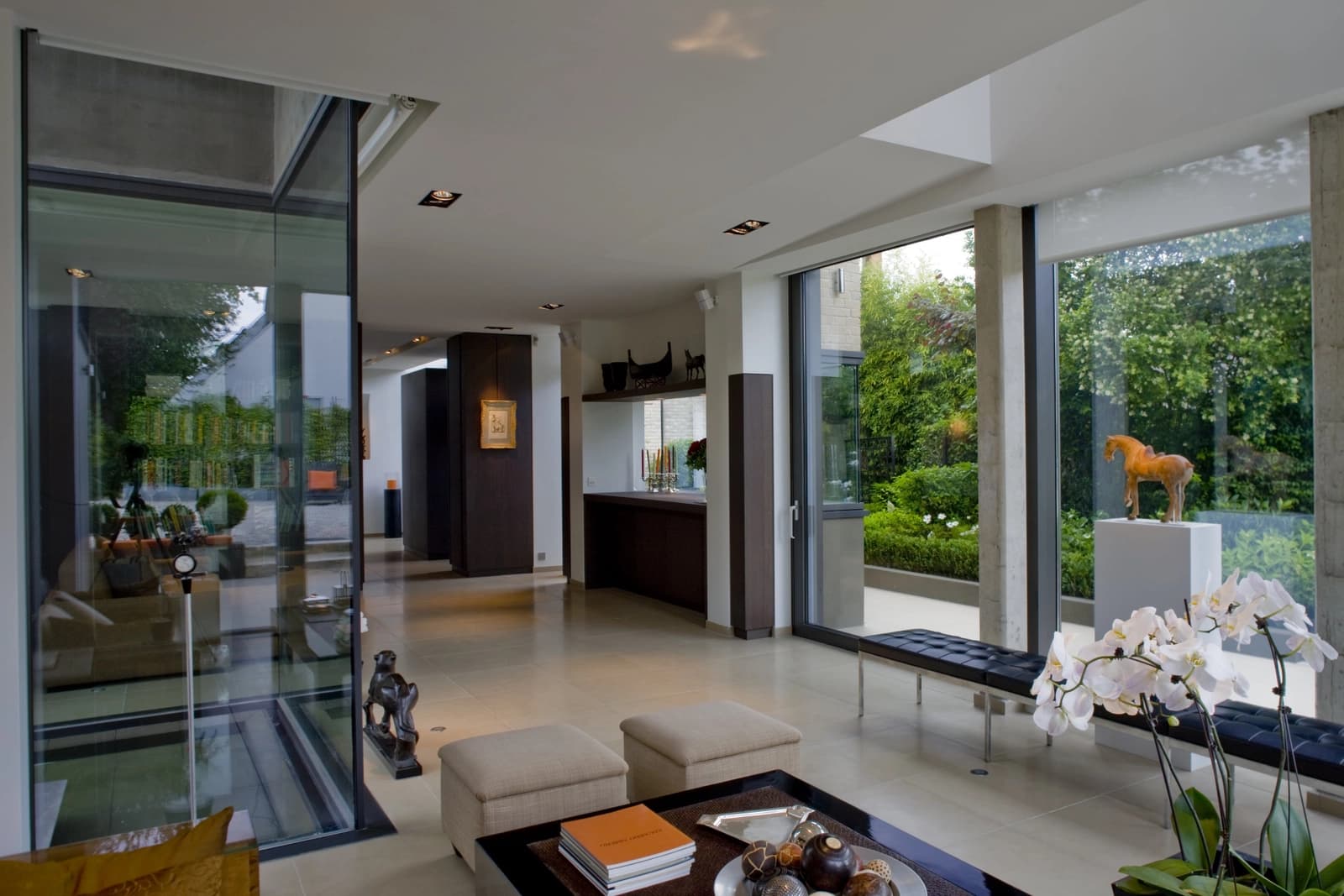 Salon dans Baies vitrées totales ouvrant sur un jardin superbe - 1