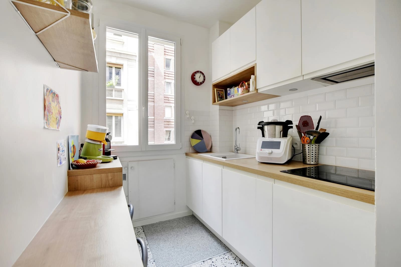 Cuisine dans Appartement au charme parisien teinté de modernité - 1