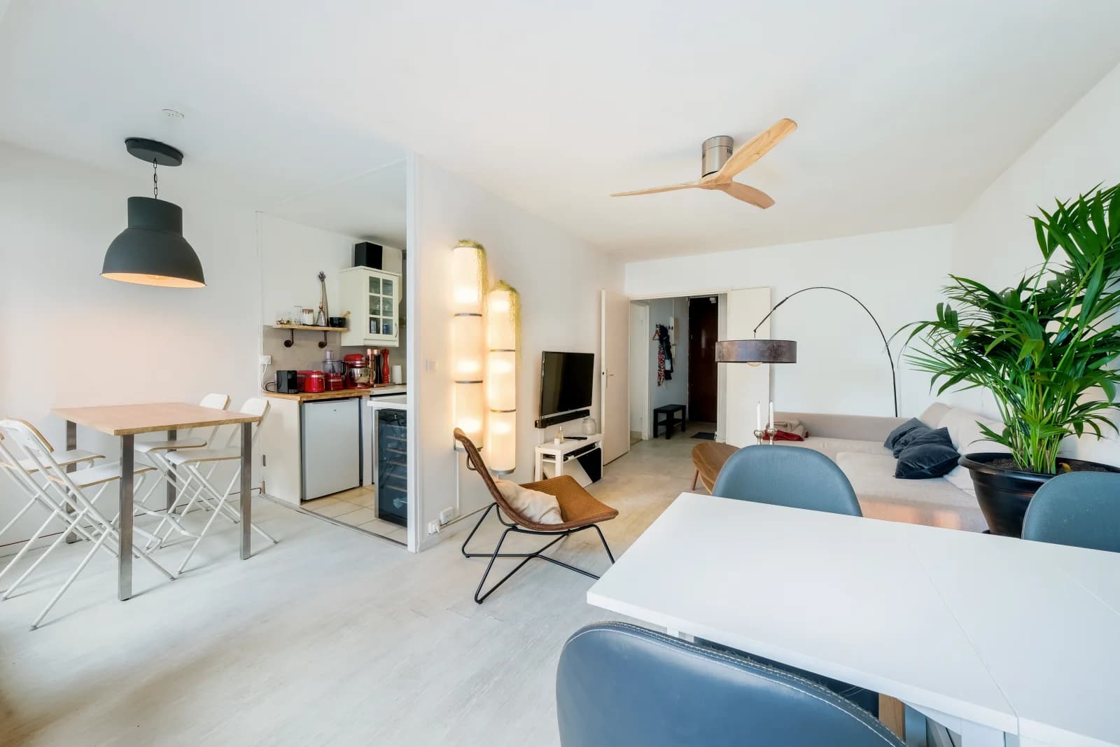 Living room in "Comme chez soi" for working and thinking - 1