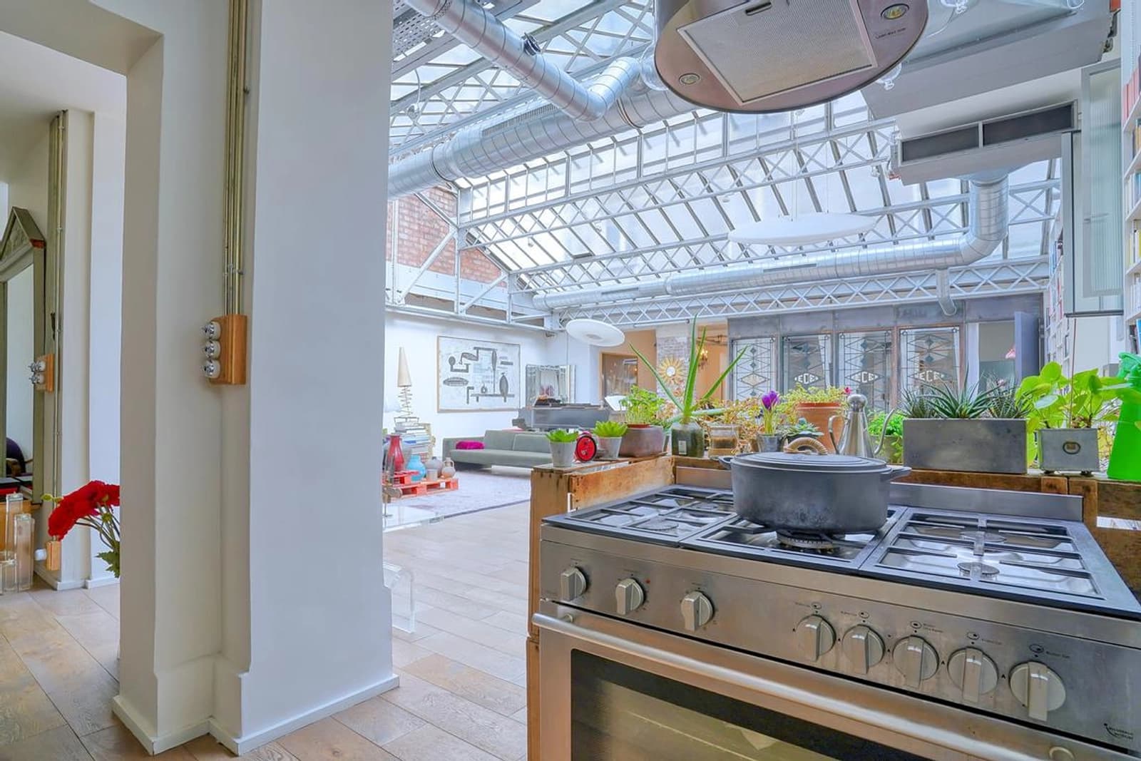 Cuisine dans Loft (240m²) sous une verrière Eiffel impressionnante - 1