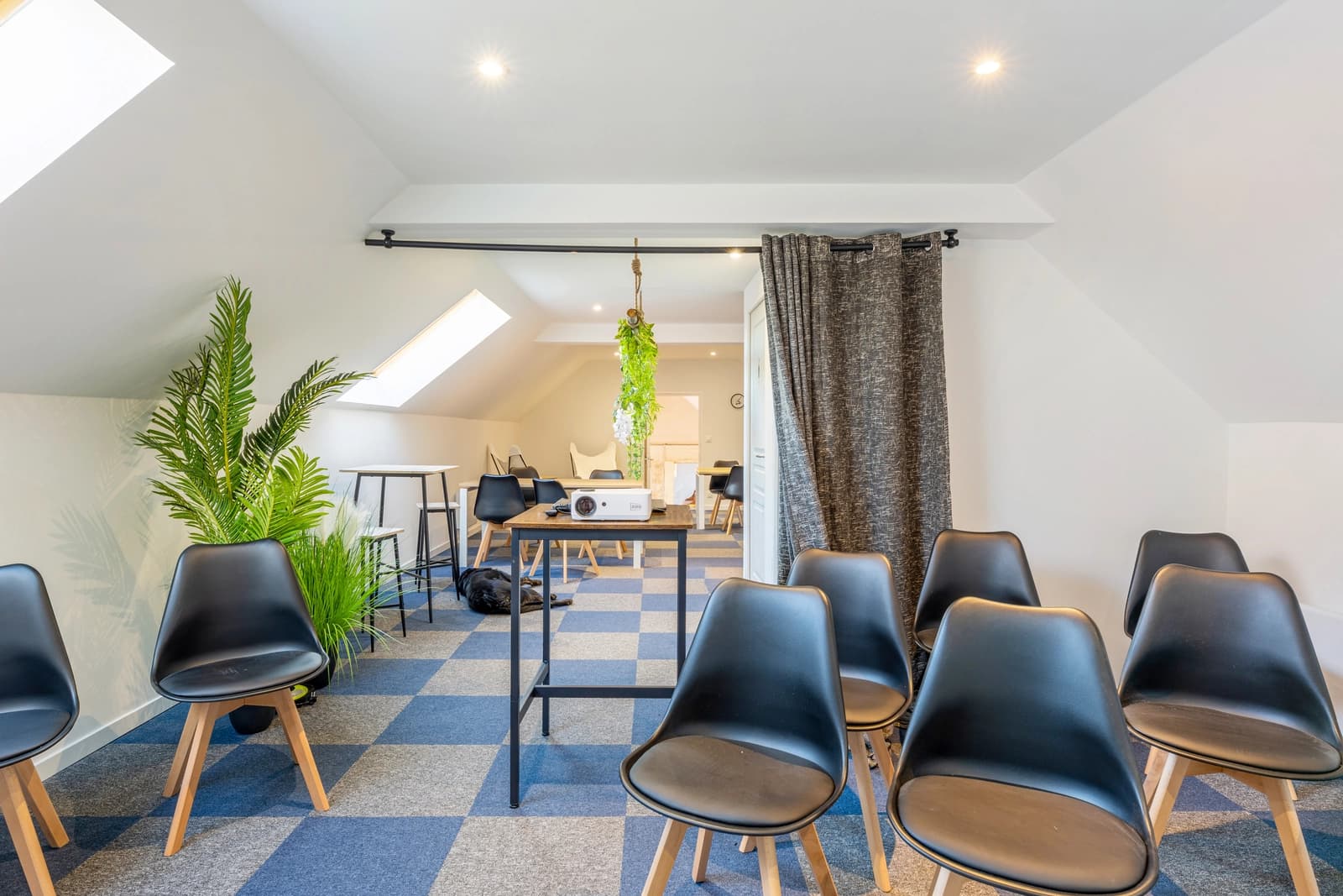 Meeting room in Workstation and projection room - 1