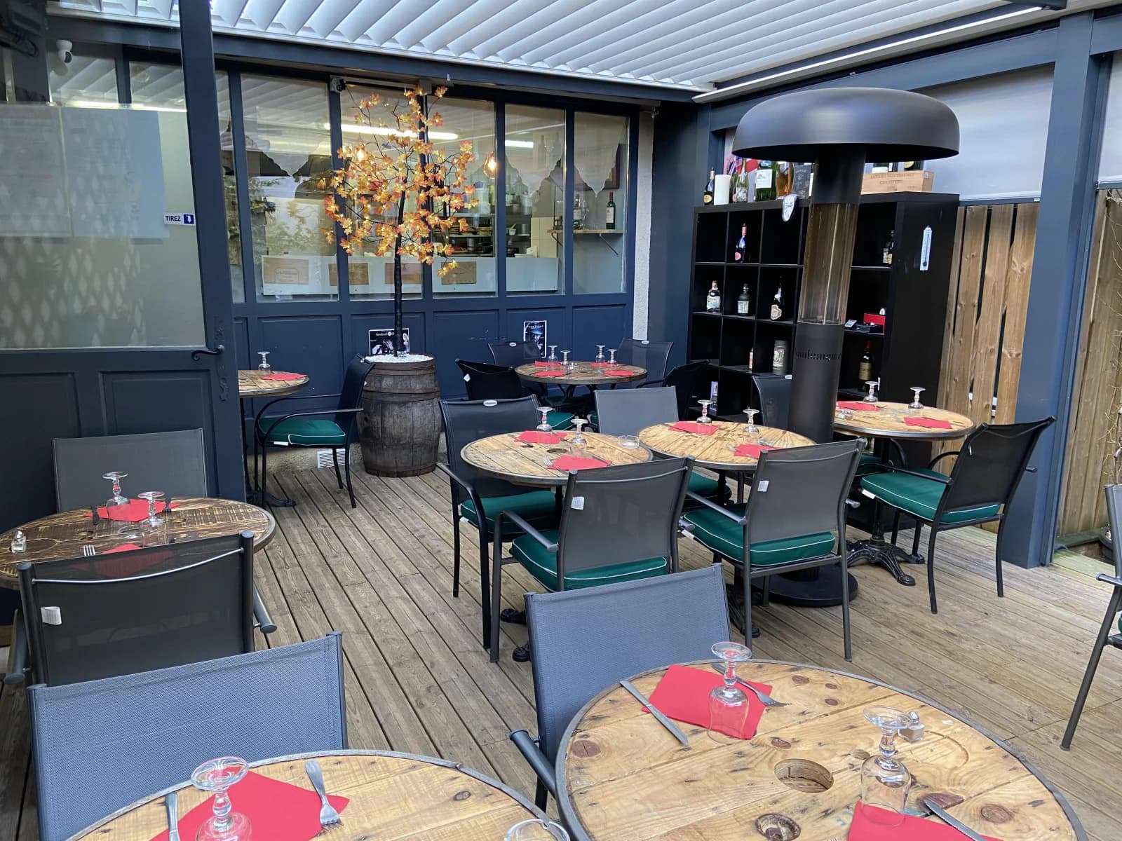 Salle de réunion dans Restaurant et bar à vin convivial avec terrasse animée - 1